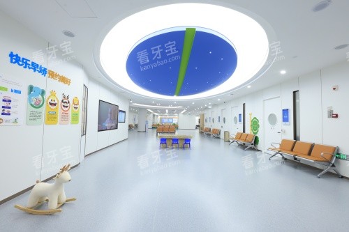 成都新桥口腔总院内部大厅导医台 成都新桥口腔总院内部大厅导医台