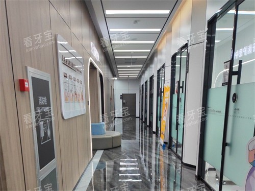 太原达美联合口腔总院诊疗区走廊 太原达美联合口腔总院诊疗区走廊