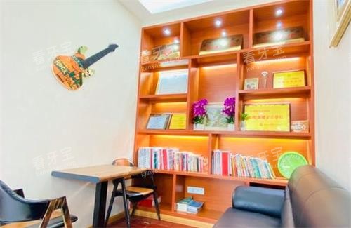 �ϲ��ԻͿ�ǻչʾ��