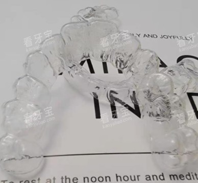 一副隐形牙套 一副隐形牙套