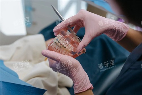 金属托槽矫正宣传图.jpg 金属托槽矫正宣传图.jpg