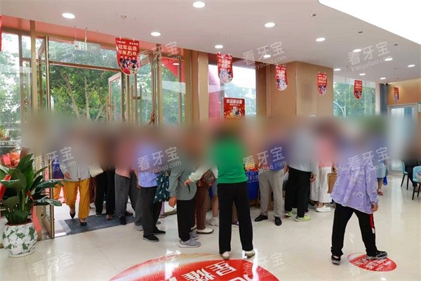烟台蓬莱壹颗芽口腔门诊部入口排队.jpg 烟台蓬莱壹颗芽口腔门诊部入口排队.jpg