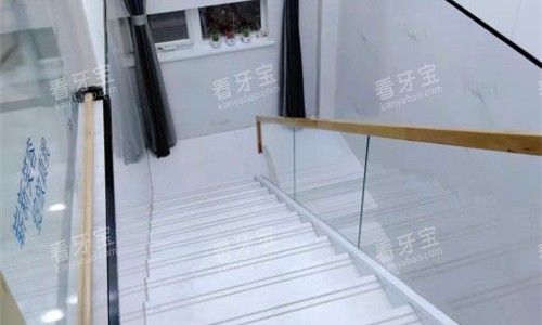 郑州冠齿口腔楼梯图 郑州冠齿口腔楼梯图