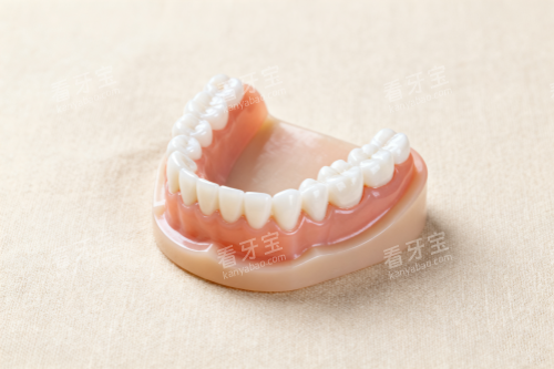 老年人假牙展示 老年人假牙展示