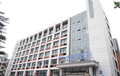 郑州中诺口腔价格表查看,牙齿美白800起/种植牙3000起/牙齿矫正8000起!