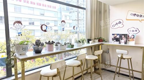 昆明长鹏口腔(新闻店)大厅休息区一角 昆明长鹏口腔(新闻店)大厅休息区一角