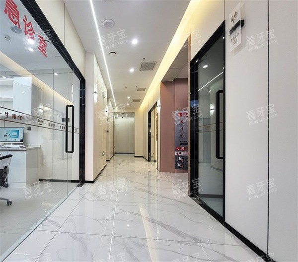 ����΢Ц��ǻ�ڲ�������Ƭ