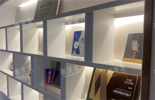 威海华怡整形荣誉展示区环境图.jpg 威海华怡整形荣誉展示区环境图.jpg