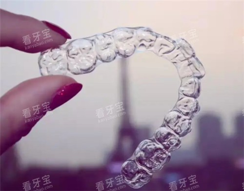 隐形矫正器照片.jpg 隐形矫正器照片.jpg