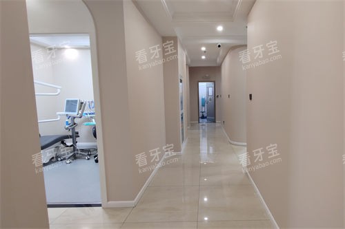 汉中小虎牙口腔门诊部走廊环境.jpg 汉中小虎牙口腔门诊部走廊环境.jpg