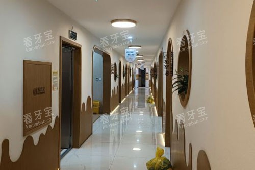 阳光树口腔(滨海旗舰店)走廊图.jpg 阳光树口腔(滨海旗舰店)走廊图.jpg
