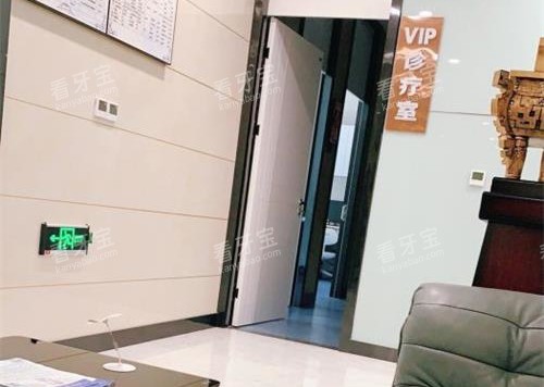 山东济宁凤华口腔门诊部诊室.jpg 山东济宁凤华口腔门诊部诊室.jpg