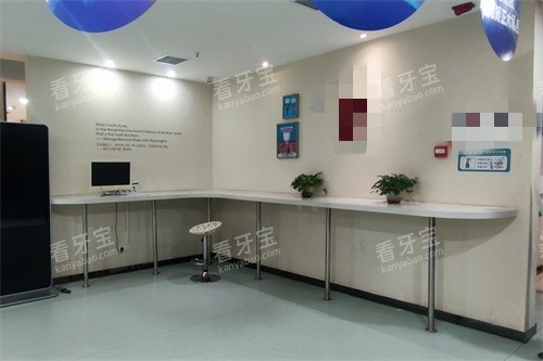 洛阳维乐口腔长申店二楼梯转角.jpg 洛阳维乐口腔长申店二楼梯转角.jpg