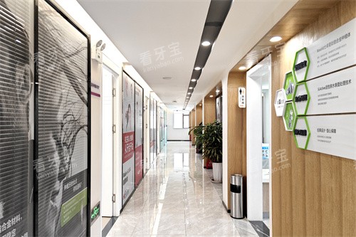 昆明长鹏口腔新闻店走廊环境.jpg 昆明长鹏口腔新闻店走廊环境.jpg