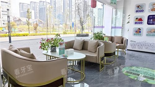 昆明长鹏口腔(融创店)沙发等候区.jpg 昆明长鹏口腔(融创店)沙发等候区.jpg