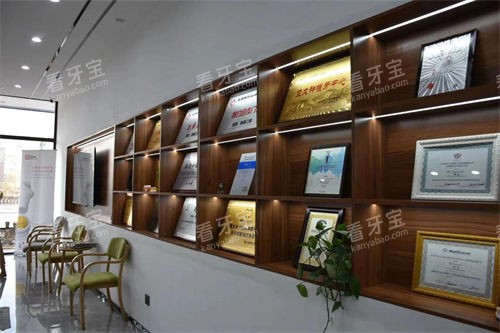 鞍山臻爱口腔铁东部展示柜.jpg 鞍山臻爱口腔铁东部展示柜.jpg