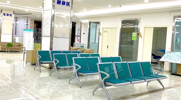 自贡华医口腔医院等待区.jpg 自贡华医口腔医院等待区.jpg