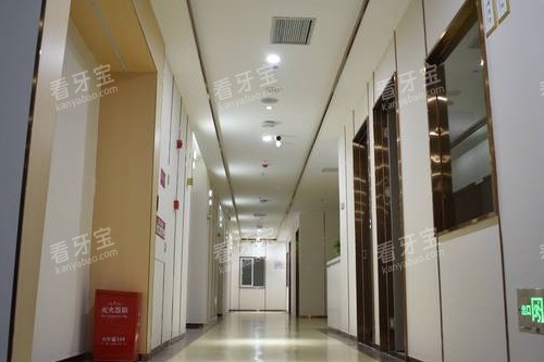 雅安鑫西华口腔走廊.jpg 雅安鑫西华口腔走廊.jpg