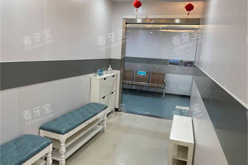 上海宏康医院医疗美容科走廊休息处.jpg 上海宏康医院医疗美容科走廊休息处.jpg