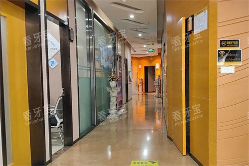 成都众坝口腔走廊环境.jpg 成都众坝口腔走廊环境.jpg