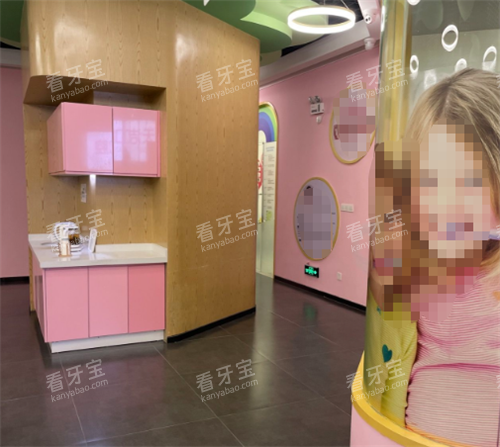 天洁口腔(百里杜鹃店)走廊.png 天洁口腔(百里杜鹃店)走廊.png