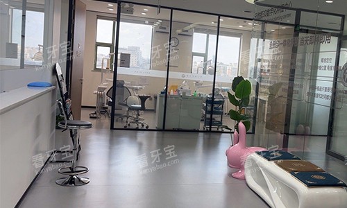 西安含光佳医口腔种植室外的等待区.jpg 西安含光佳医口腔种植室外的等待区.jpg