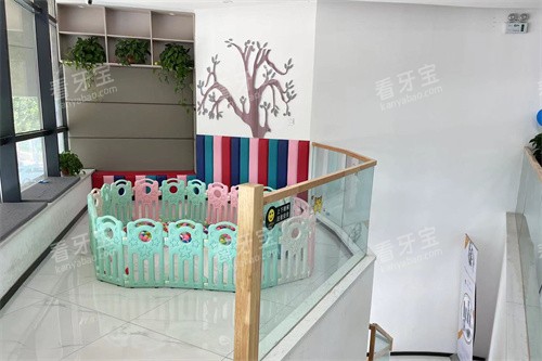 郑州九龙海峰口腔白沙店儿童游乐区.jpg 郑州九龙海峰口腔白沙店儿童游乐区.jpg