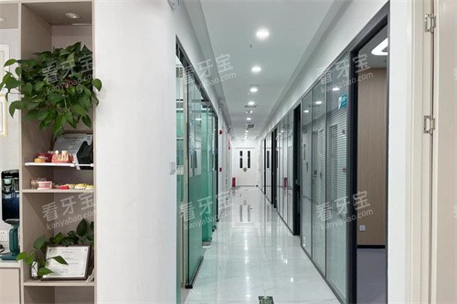 郑州九龙海峰口腔白沙店走廊环境.jpg 郑州九龙海峰口腔白沙店走廊环境.jpg