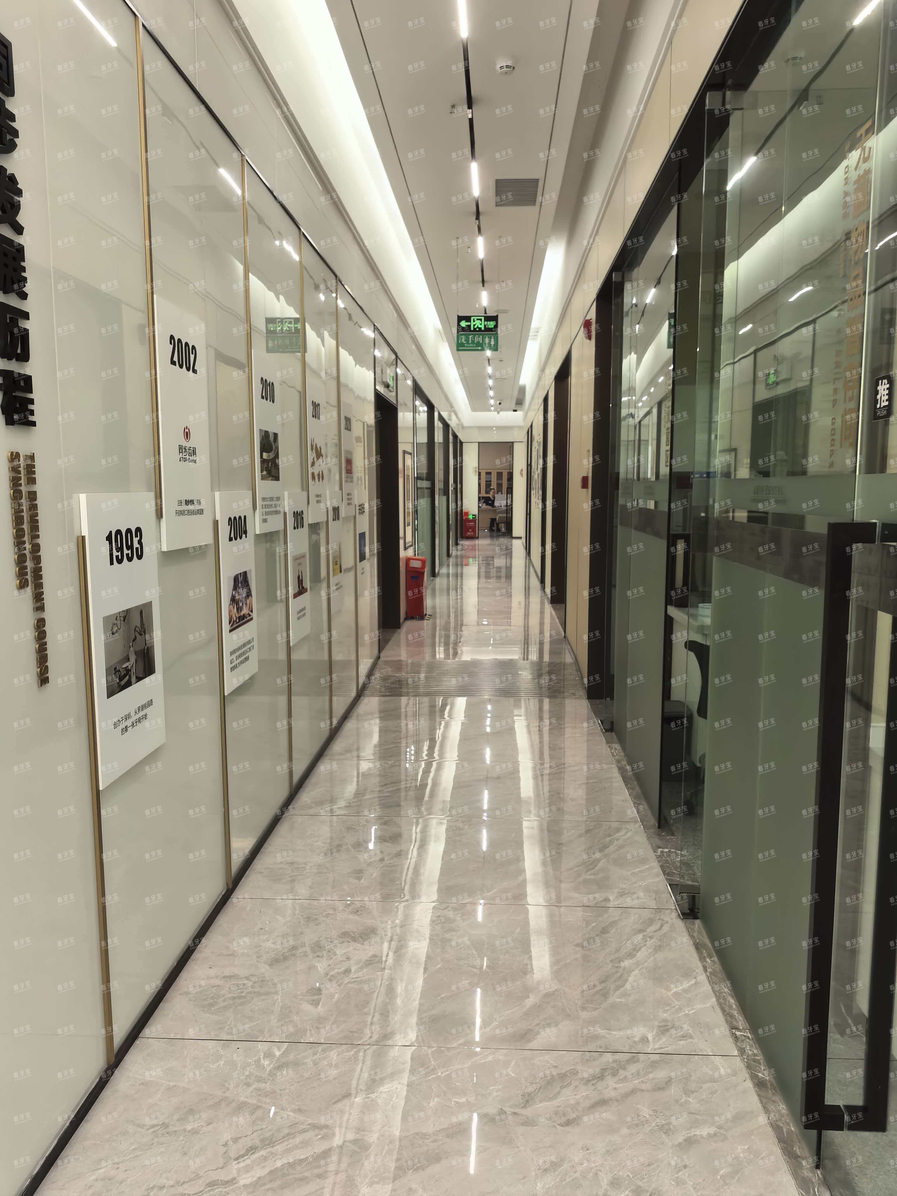 深圳同步齿科新沙口腔门诊(博林君瑞店)诊疗区走廊.jpg 深圳同步齿科新沙口腔门诊(博林君瑞店)诊疗区走廊.jpg