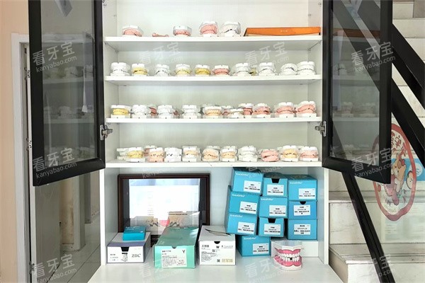 安徽马鞍山雅康口腔展示柜.jpg 安徽马鞍山雅康口腔展示柜.jpg