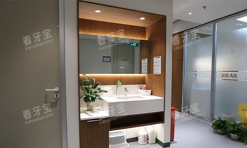 深圳瑞尔齿科洗漱区.jpg 深圳瑞尔齿科洗漱区.jpg