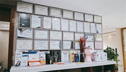 乌鲁木齐贝美乐口腔资质展示墙.jpg 乌鲁木齐贝美乐口腔资质展示墙.jpg