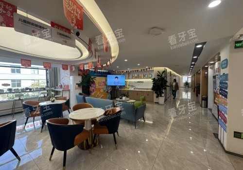 昆明长鹏口腔医院大厅休息区.jpg 昆明长鹏口腔医院大厅休息区.jpg