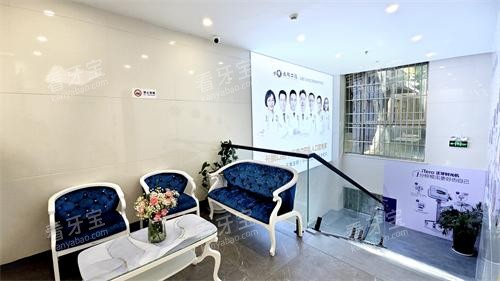 昆明长鹏口腔(香樟店)大厅二楼环境.jpg 昆明长鹏口腔(香樟店)大厅二楼环境.jpg