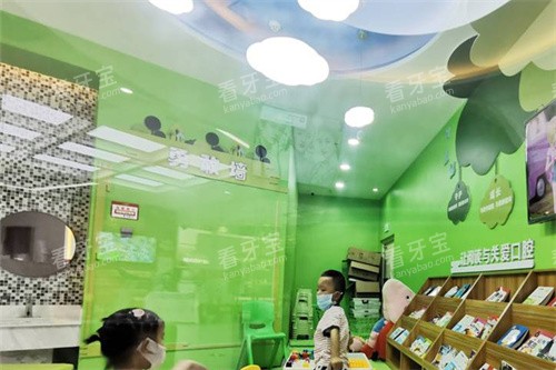 乌鲁木齐健君口腔(高新万达店)儿童游玩区.jpg 乌鲁木齐健君口腔(高新万达店)儿童游玩区.jpg