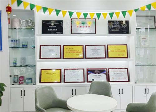 南阳植得口腔荣誉展示区.jpg 南阳植得口腔荣誉展示区.jpg