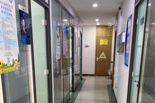 天津爱佳口腔走廊图.jpg 天津爱佳口腔走廊图.jpg