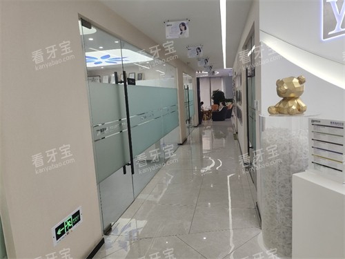 杭州雅莱口腔门诊滨江区滨江彩虹院走廊环境.jpg 杭州雅莱口腔门诊滨江区滨江彩虹院走廊环境.jpg