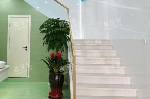 郑州青松口腔楼梯口环境.jpg 郑州青松口腔楼梯口环境.jpg