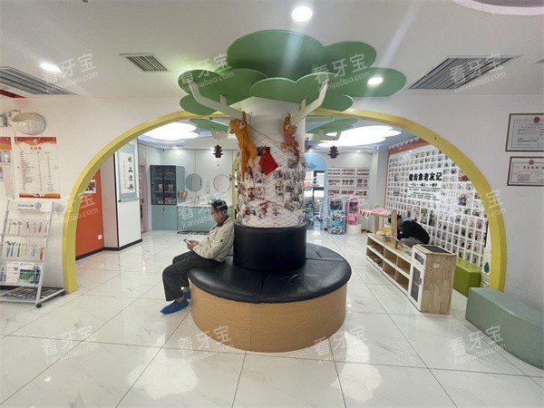 西安健齿象口腔雁塔店儿童区.jpg 西安健齿象口腔雁塔店儿童区.jpg