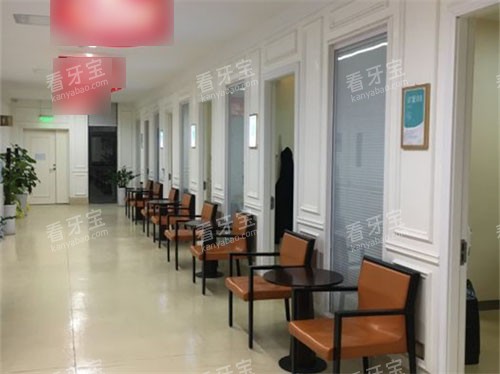 西安团圆口腔医院诊疗室门口休息沙发.jpg 西安团圆口腔医院诊疗室门口休息沙发.jpg