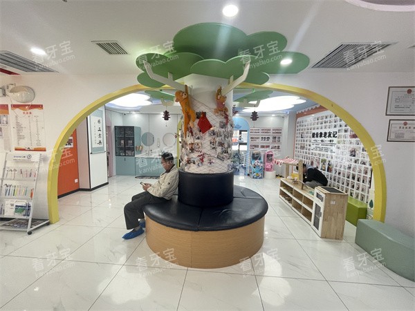 陕西西安健齿象口雁塔店儿童区.jpg 陕西西安健齿象口雁塔店儿童区.jpg