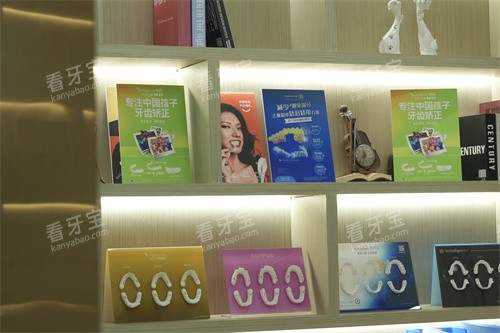 东莞国贸口腔大岭山院区展示柜.jpg 东莞国贸口腔大岭山院区展示柜.jpg