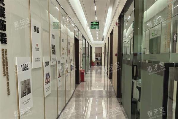 深圳同步齿科新沙口腔门诊(博林君瑞店)诊疗区的走廊.jpg 深圳同步齿科新沙口腔门诊(博林君瑞店)诊疗区的走廊.jpg